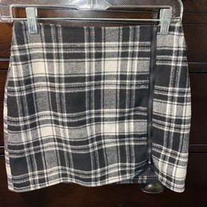 HOLLISTER BLACK PLAID SKIRT